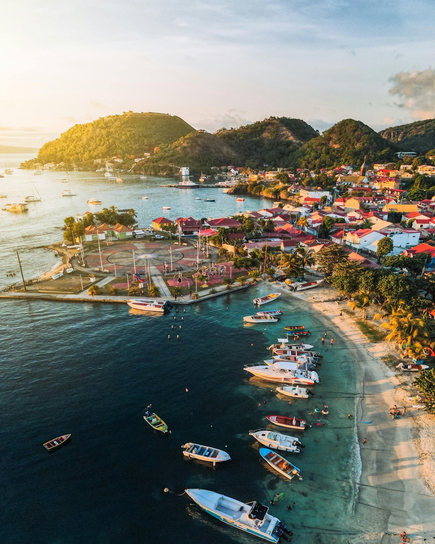 Vue aérienne d'un village côtier de Guadeloupe au coucher du soleil