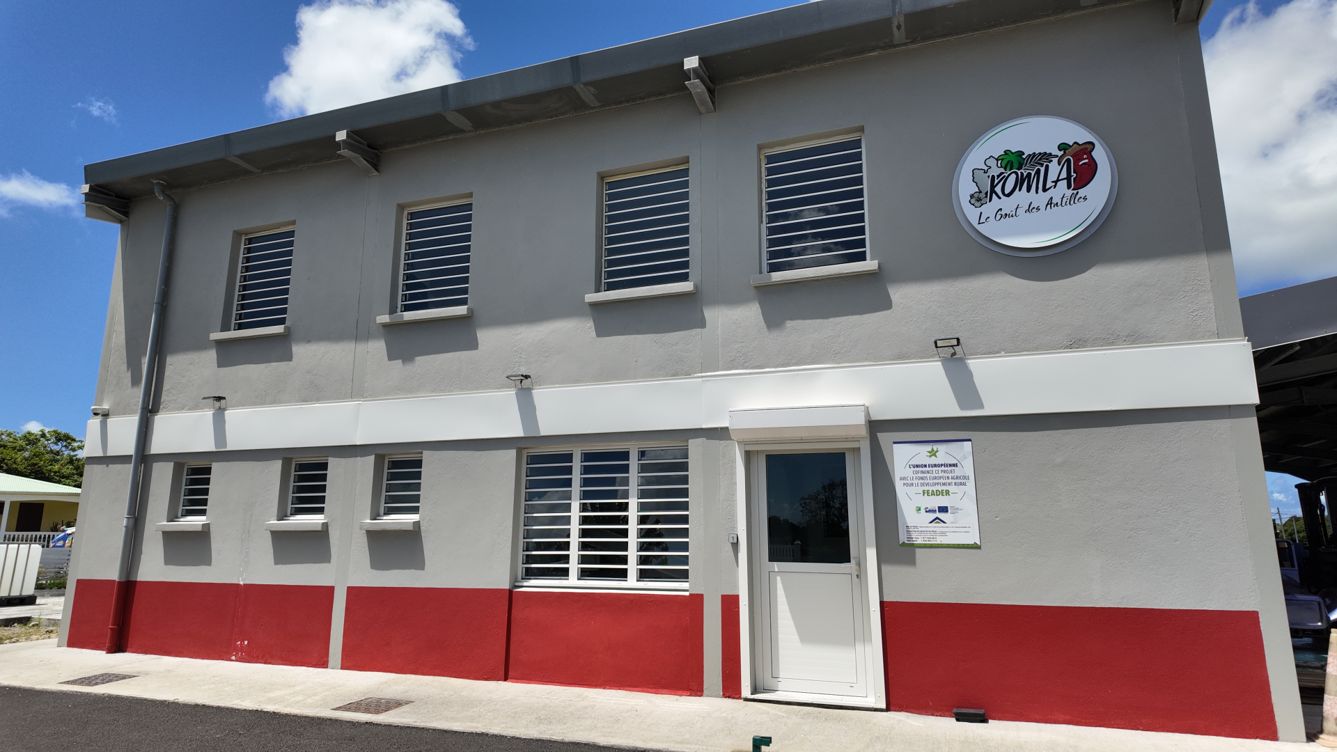 Bâtiment du site de production KOMLA à Sainte-Anne en Guadeloupe